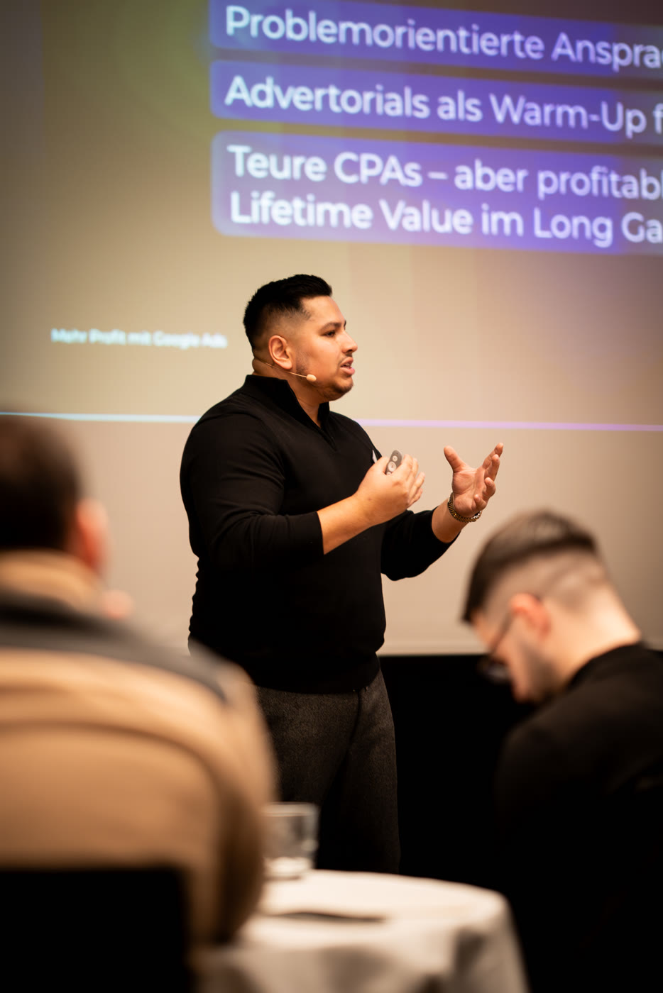 Rahil Yaqub, Co-Founder von pro ads®, auf der Bühne beim Profit Day